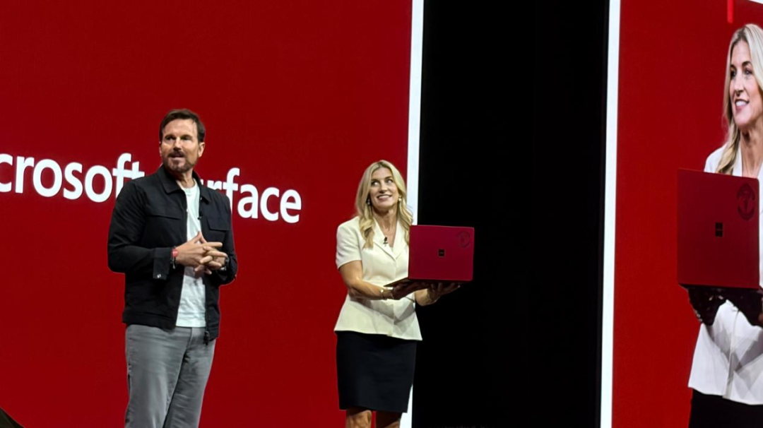 微软展示的 Surface PC 设备
