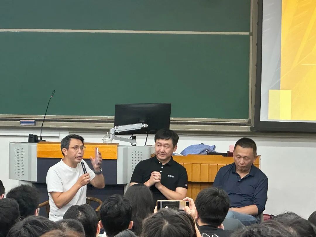 朱啸虎在北大演讲现场,满座听众